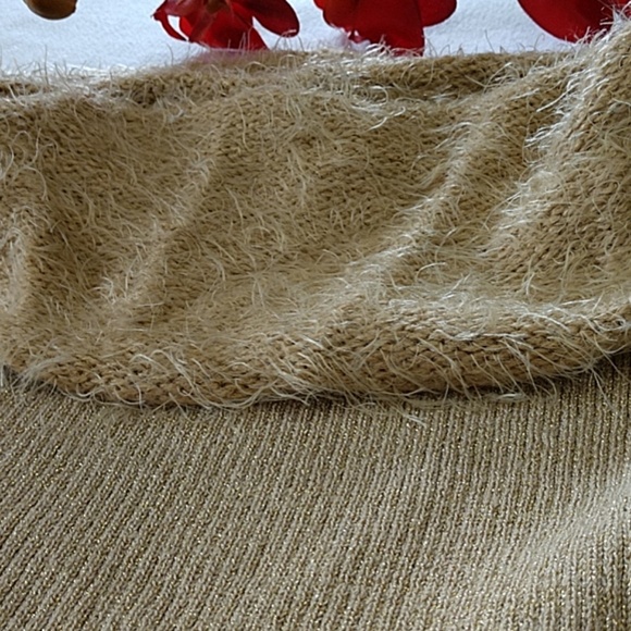 NEW Event Sweater Top Off Shoulder Frayed Furry collar Pullover NY Collection S - Picture 6 of 9